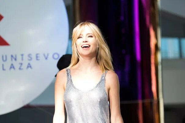 Глюкоза певица на концерте. Глюкоза певица на концерте. Глюкоза на концерте показала. Певица глюкоза концерт 2021. Дочь певицы глюк'oza.