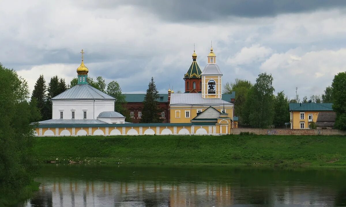 Боровичи монастырь свято. Свято-духов монастырь Боровичи. Духов монастырь Боровичи. Боровичский Свято-духов мужской монастырь Боровичи. Монастыри в Боровичах Новгородской области.