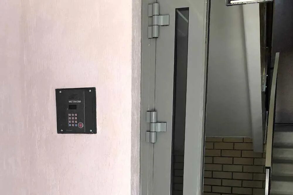 Установка домофона в подъезде многоквартирного дома. Домофоны в подъезд п44т. многоквартирный видеодомофон для подъезда. домофон в мкд. монтаж домофона в подъезде.