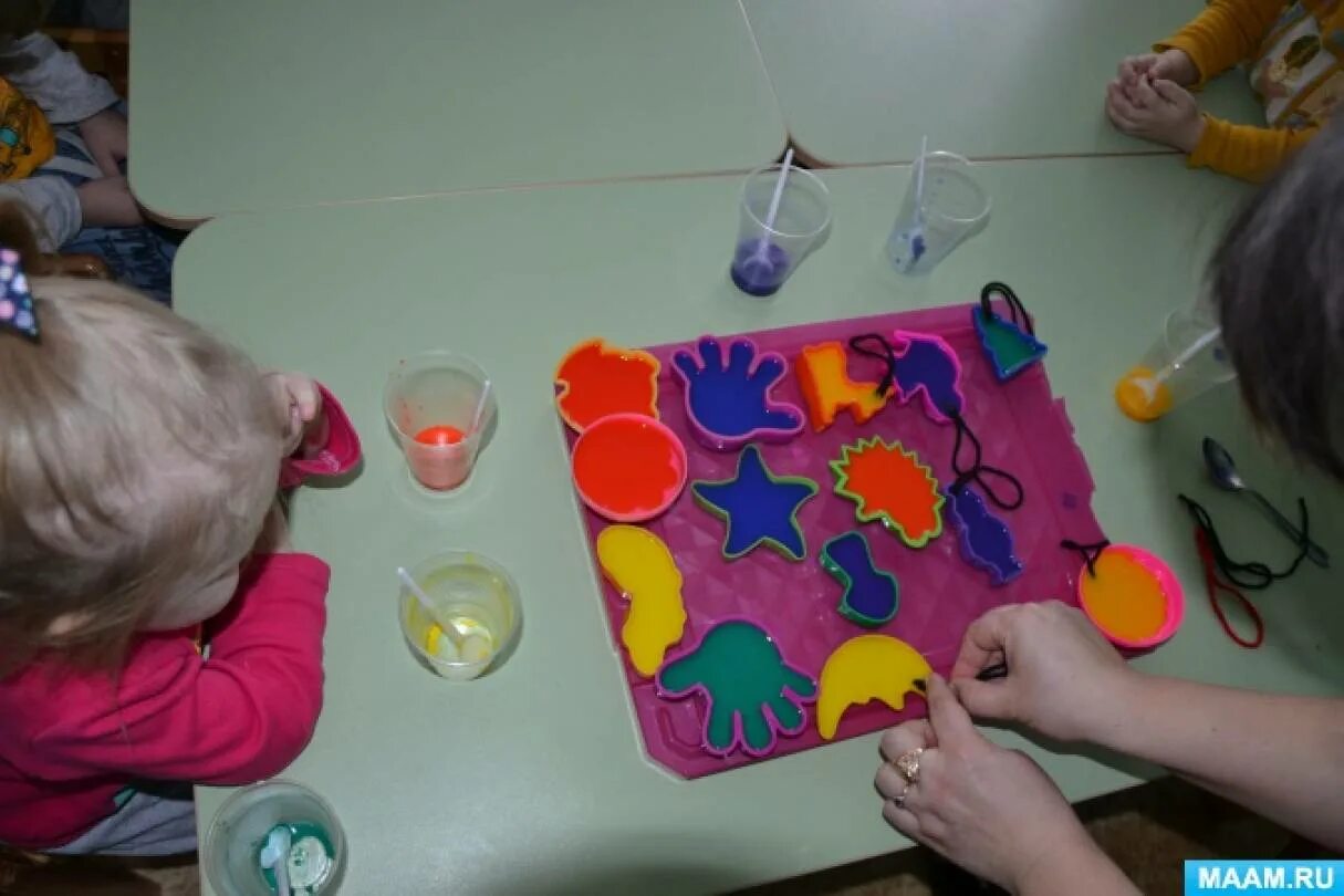 Цветные льдинки в младшей группе. Цветные льдинки для детского сада. Опыты со снегом в группе раннего возраста. Опыты с льдинками младшая группа. Опыты в первой младшей группе