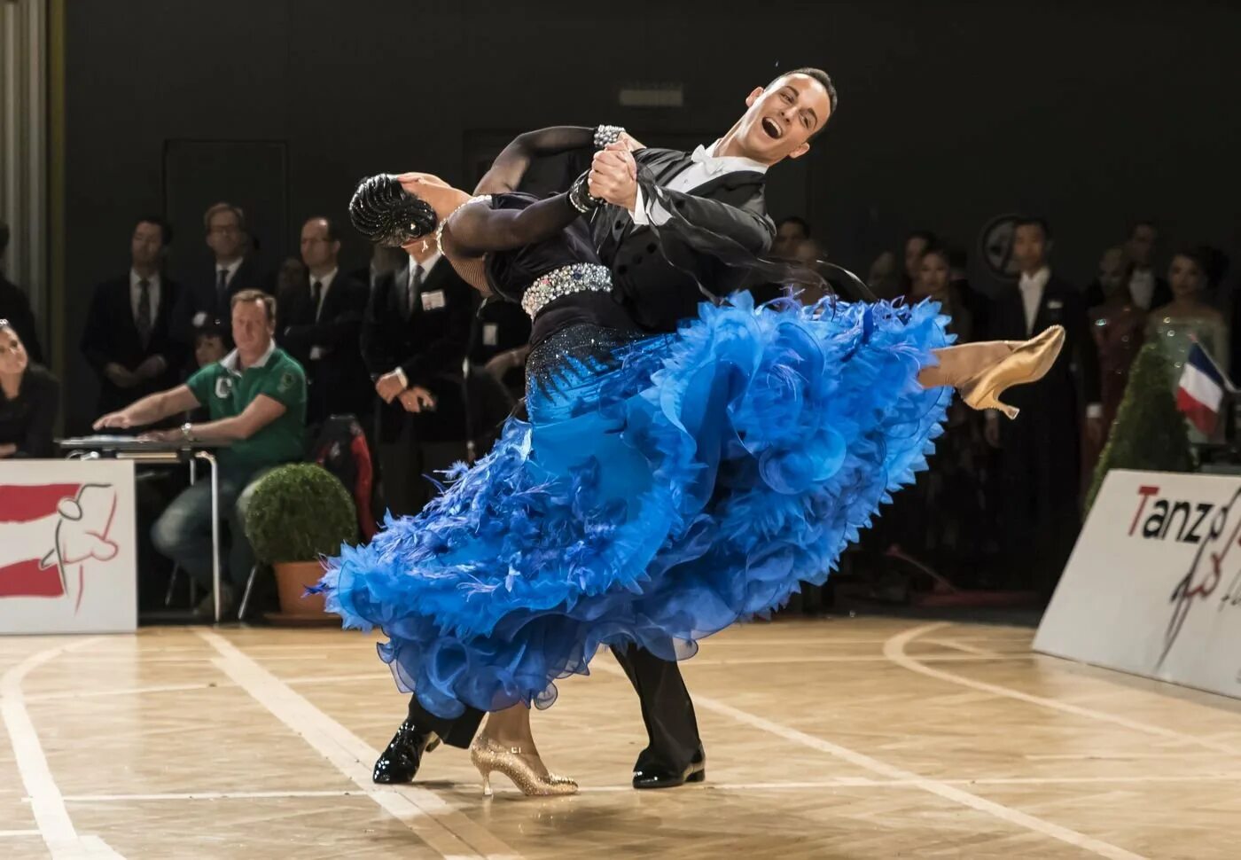 Ballroom результаты. Спортивные бальные танцы. Платье для бальных танцев. Бальные танцы стандарт.