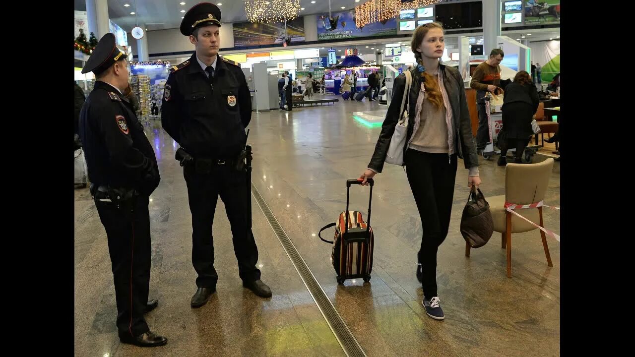 Полиция Шереметьево. Полицейский Шереметьево. Сотрудник полиции Шереметьево. Полиция в аэропорту Шереметьево. Шереметьево фильтрация украинцев