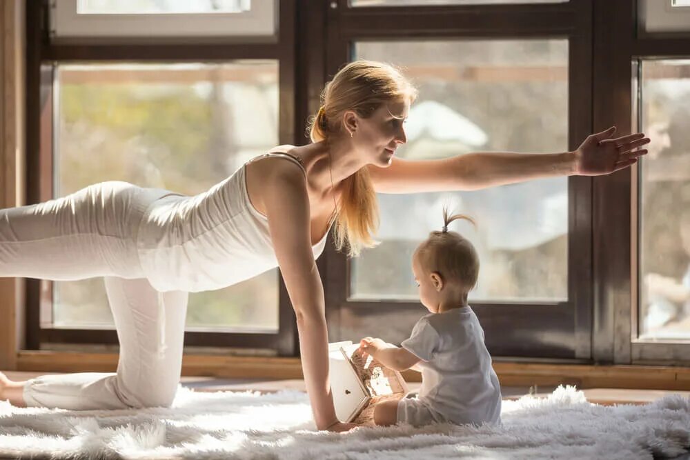 Йога с малышом дома. Спортивная мама. Спортивные молодые мамы. Yoga with daddy. Мама танцует.