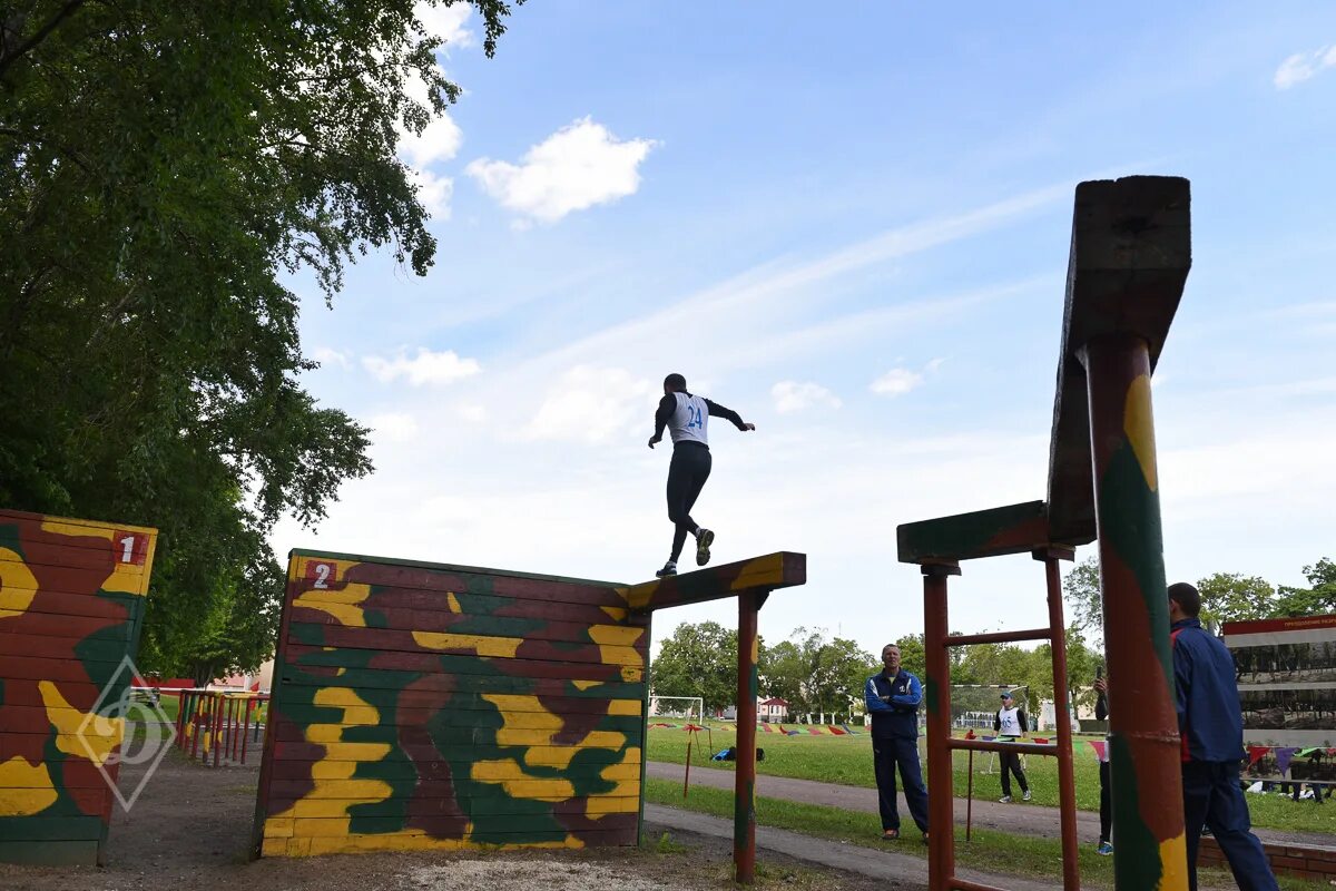 тренировочная полоса препятствий. полоса препятствий. полоса препятствий гто. военная полоса препятствий для школьников. преодоление полосы препятствий.