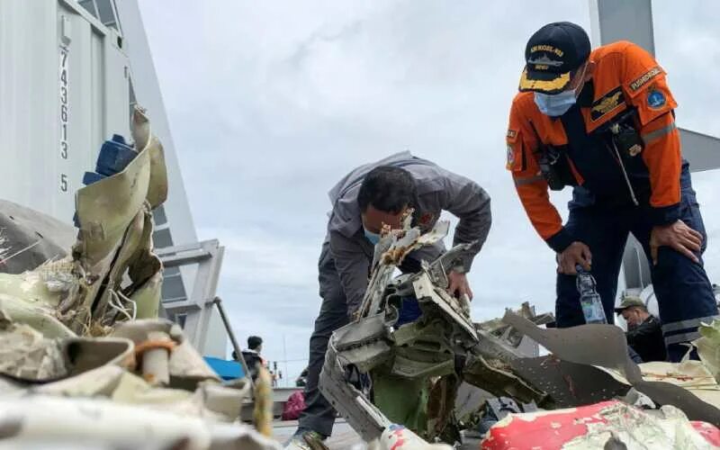 Боинг индонезии. Индонезия боинг 737 крушение. крушение боинга 737 в перми. боинг 737 авиакатастрофа. крушение в яванском море.