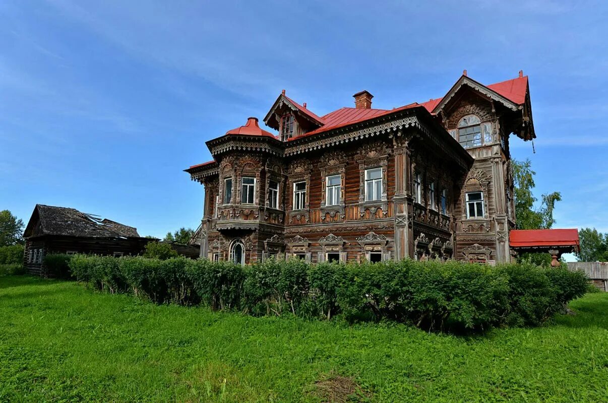 Бывшая усадьба в деревне. Терем в деревне Погорелово Костромская область. Дом крестьянина Поляшова в Погорелово. Терем Поляшова Погорелово. Терем в покинутой деревне Погорелово..