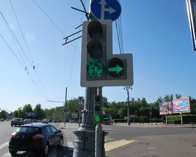 Стрелка светофора прямо можно ли налево
