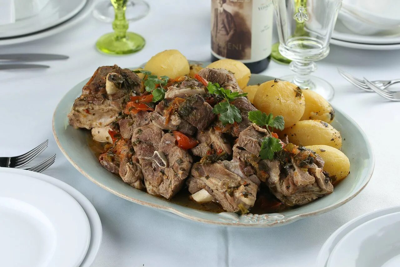 Куырдак баранина. Куурдак киргизия. Баранина с картошкой и грибами. Мясо с грибами. Чанахи с бараниной.