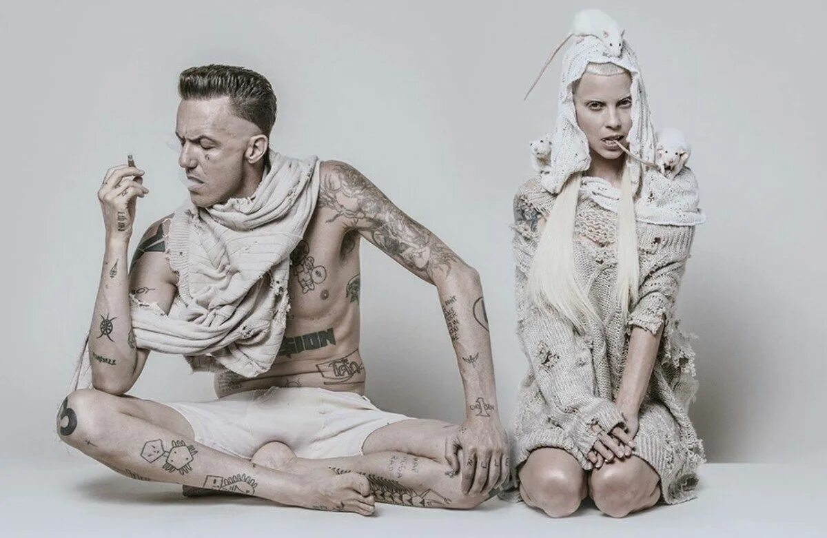 Die antwoord текст. Группа die antwoord. йоланди фиссер и ниндзя. йоланди фиссер 2025. уоткин тюдор джонс.