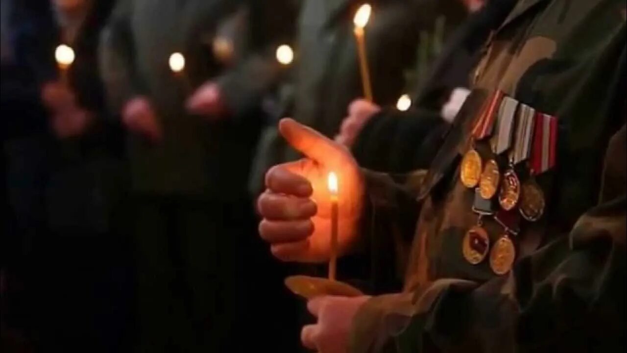 Умер сын песни. Свеча памяти Афганистан. Свечи для солдат. Минута молчания Афган. Поминальная свеча солдатам Победы.