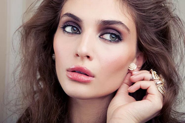 Трогает мочку уха. Уши политиков. Потирание мочки уха жест. Ухо девушки. Трогает мочку уха.