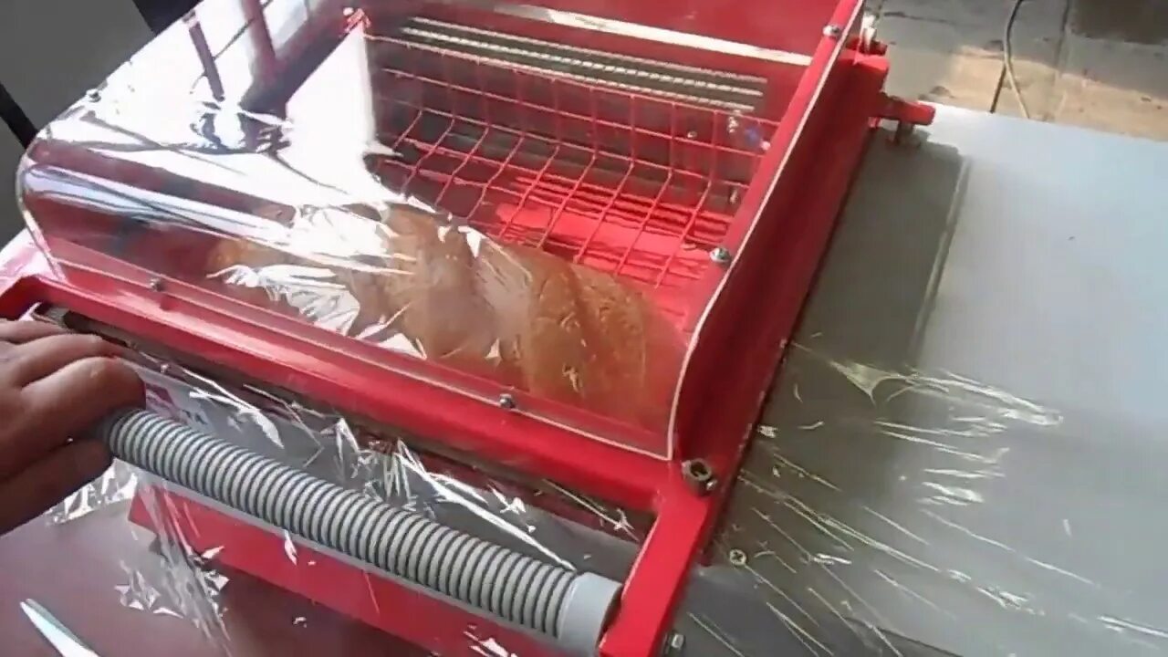 Сто рублей в руке. Термоусадочная машина ап тпц-200 м. Рву 100. Фальшивая купюра 100 рублей. Рва-100 термоусадочный настольный аппарат.