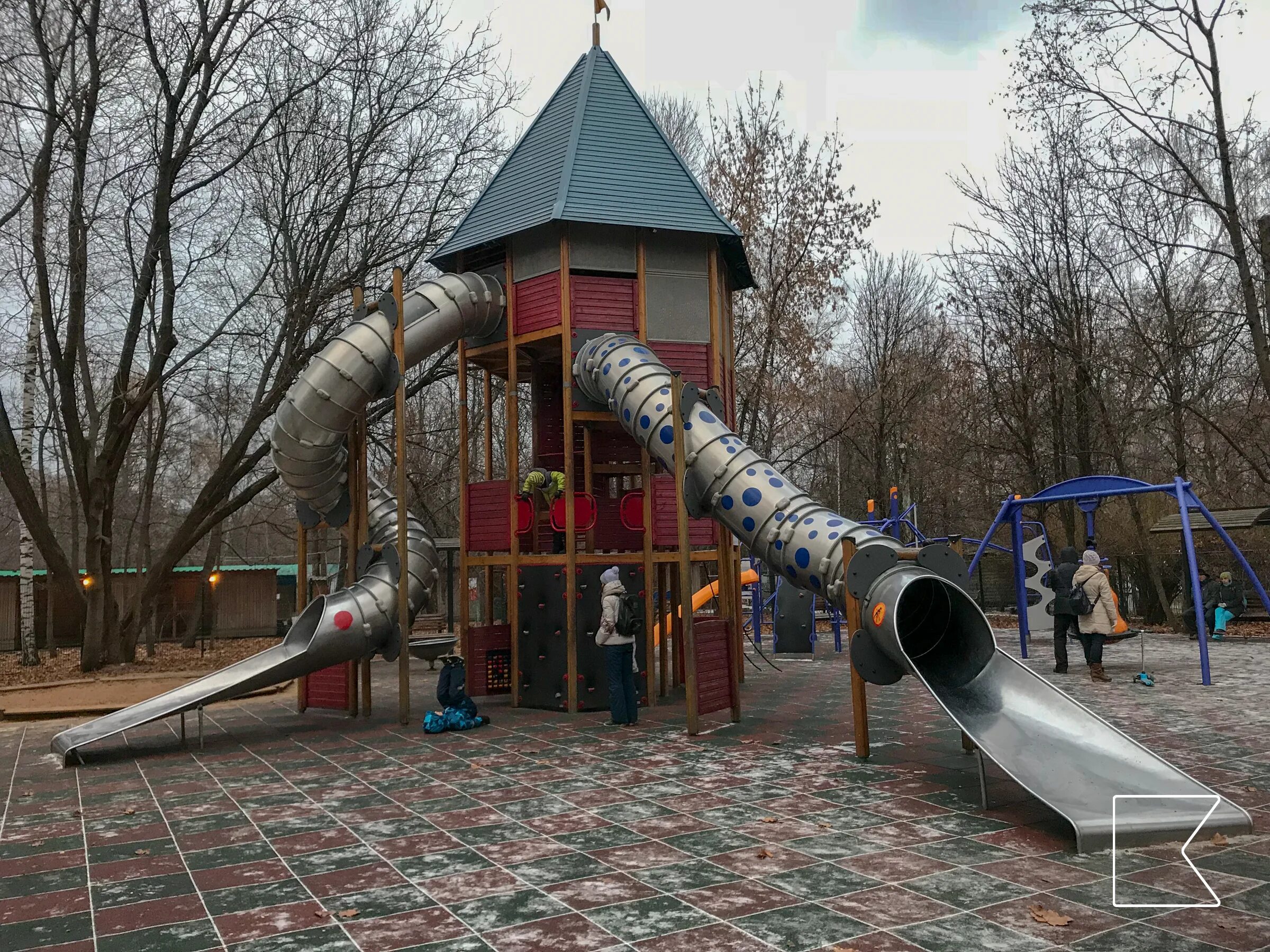Парк сокольники тренажеры. Сокольники детская площадка. Сокольники детская площадка. Комплекс «изумрудный город» в парке «сокольники». Детские площадки в парке сокольники.