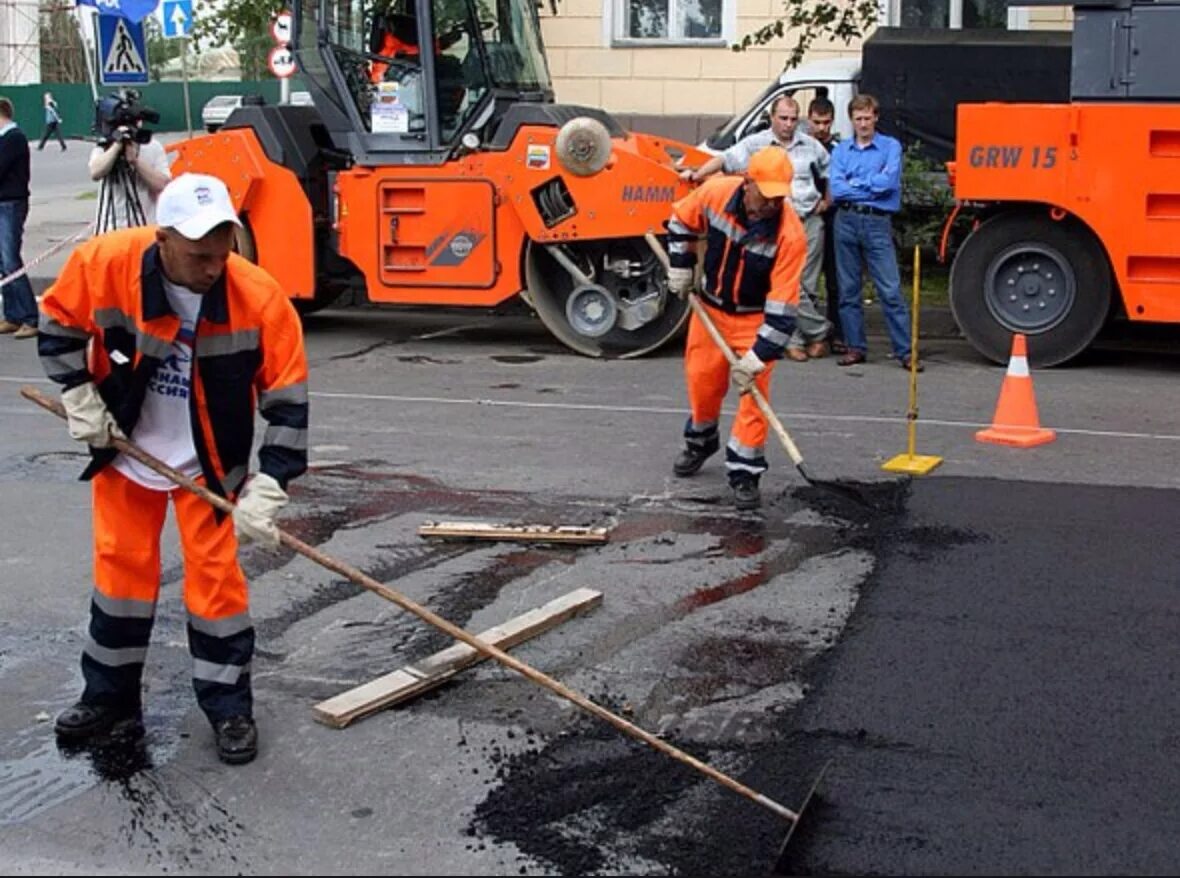 Асфальтщик или асфальтчик. Дорожные работы битум. Асфальтщик или асфальтчик. Асфальтщик или асфальтчик. Дорожные строители.