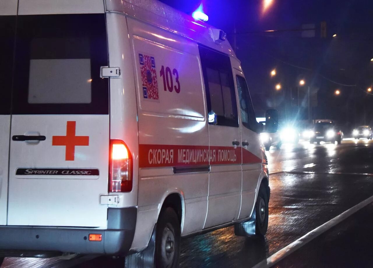 Скорая ночью. Врач скорой помощи ночь. Фельдшер скорой медицинской помощи. Машина скорой помощи. Машина скорой помощи ночью.