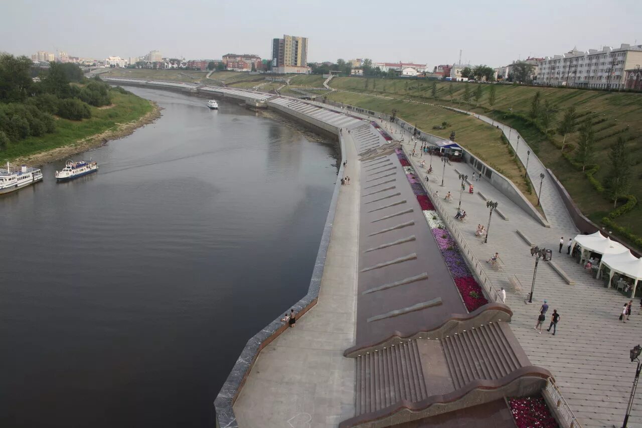 Вода в реке тура тюмень сегодня. Набережная реки тура Тюмень. Река в Тюмени на набережной. Четырехуровневая набережная в Тюмени. Набережная реки тура Тюмень 2021.