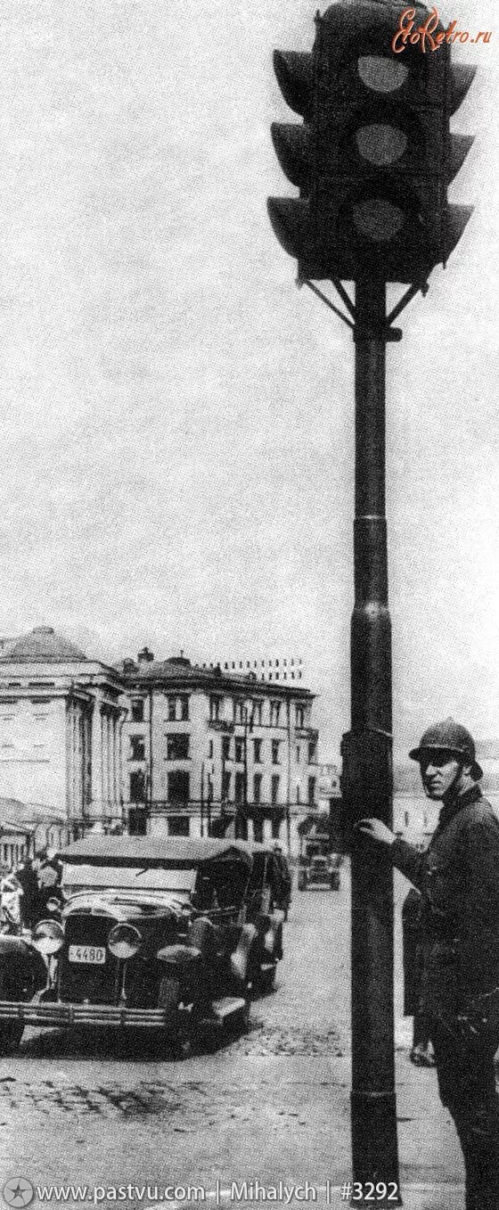 В каком городе установили первый светофор. Первый светофор в москве. 1930 - первый в москве светофор. светофор 1930 года в москве. первый светофор в ссср.