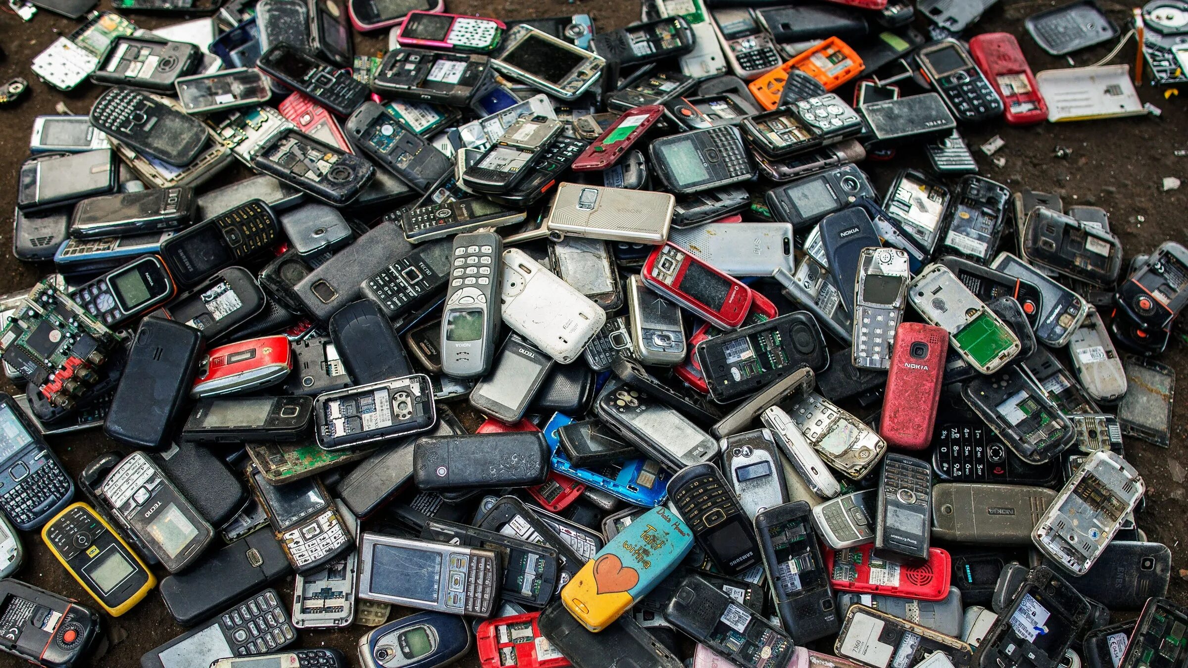 Куда сдать нерабочие телефоны. Свалка мобильных телефонов. Утилизация сотовых телефонов. Много старых смартфонов. Свалка айфонов.