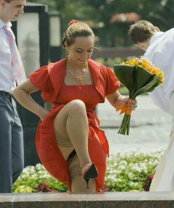 Поднимает юбку и дает