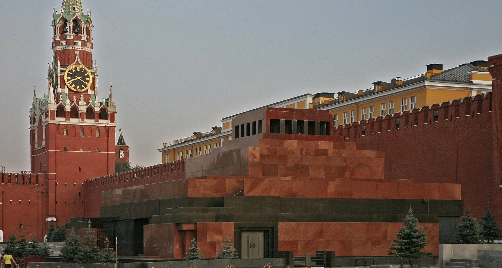 Краткий доклад про мавзолей ленина. Владимир ленин в мавзолее. Кратко о мавзолее ленина в москве. Мавзолей ленина памятники архитектуры москвы. Кремль справа от мавзолея.