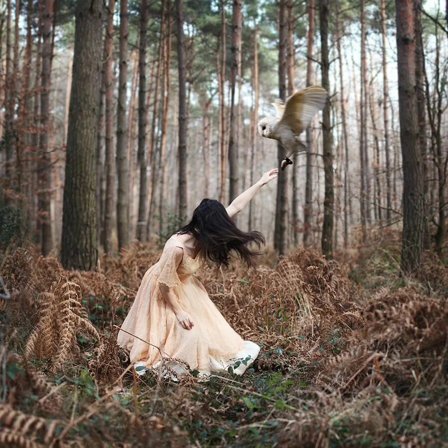 Лесная ведунья книга 2. Лесная ведьма. Девушка в лесу. Колдунья в лесу. Ведьма в лесу.