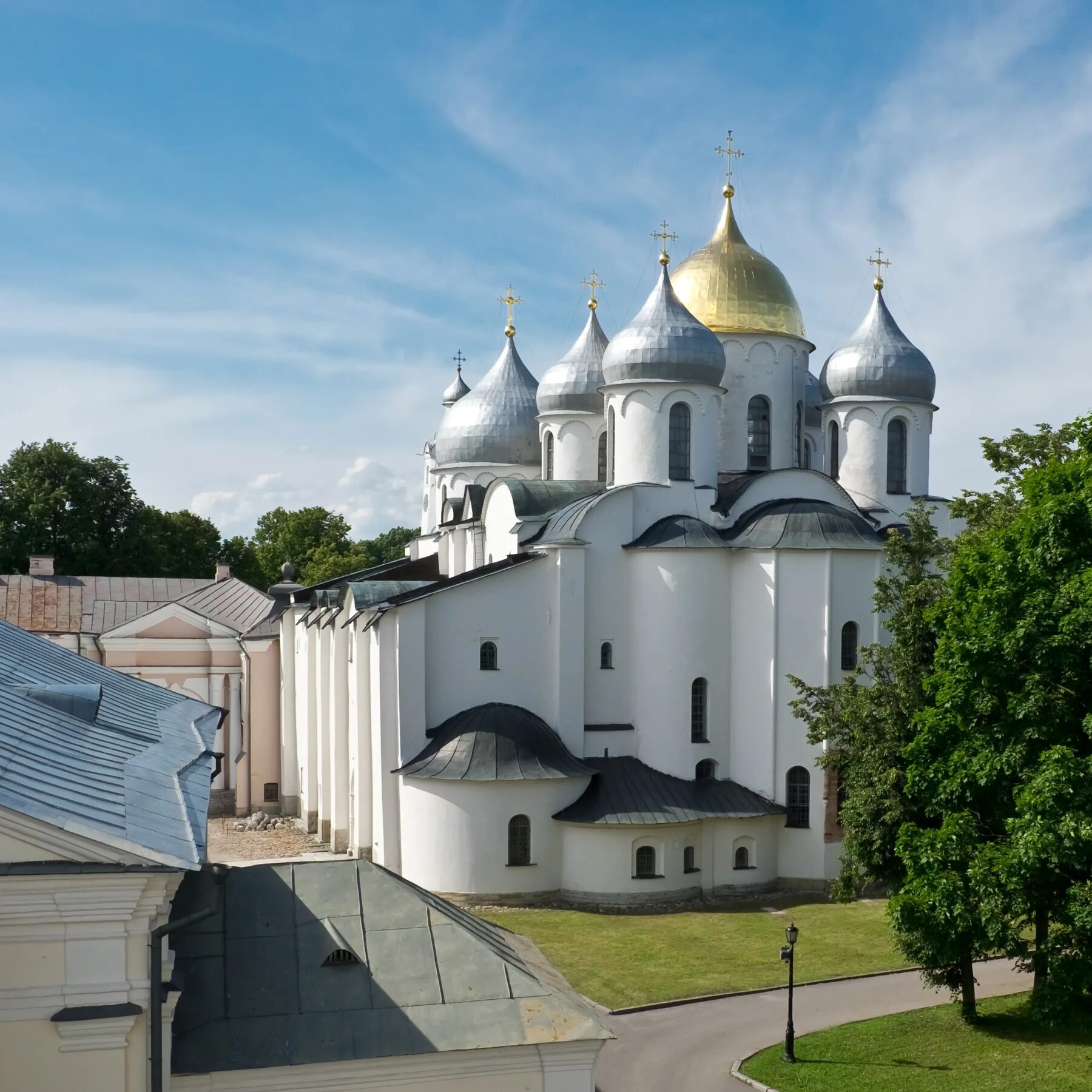 Новгородский свет. Церковь федора стратилата на ручью великий новгород. Новгородский свет. Великий новгород кремль. Новгородский детинец великий новгород.