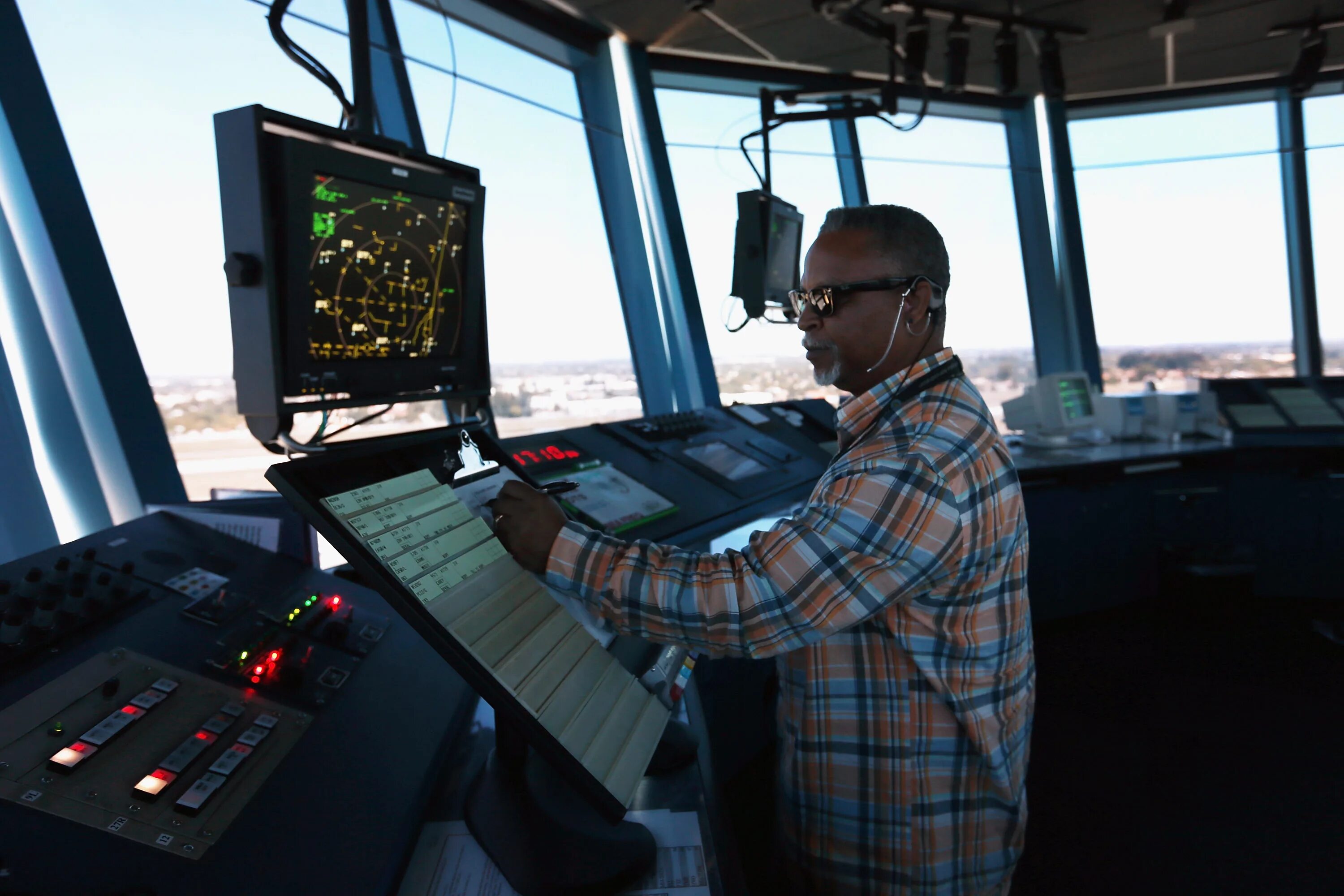 Traffic controller. Atc air traffic control. авиадиспетчер. диспетчер воздушного движения. управление воздушным движением.