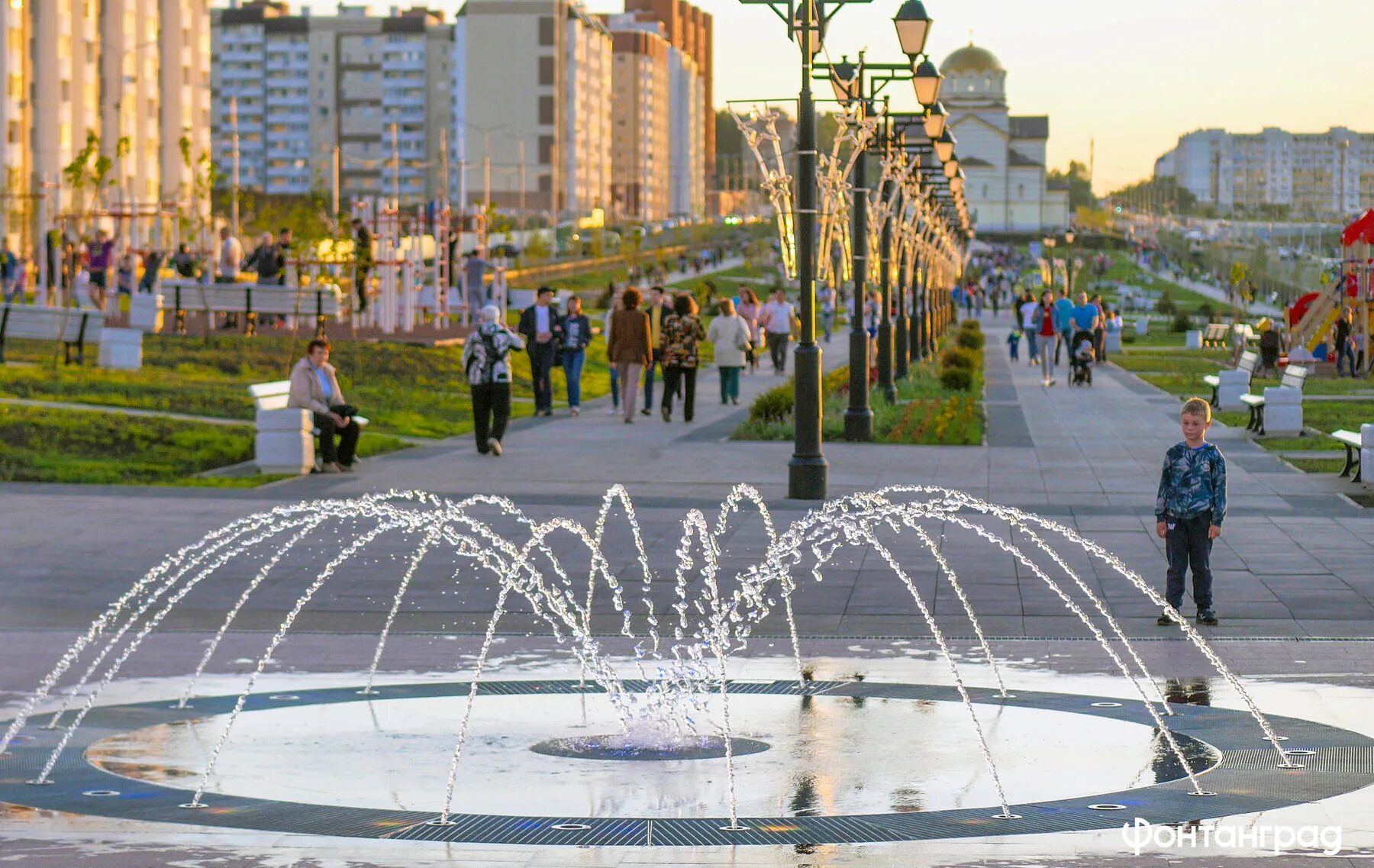 Погулять в саратове. Аллея героев Саратов в Солнечном. Солнечный-2 Саратов фонтан. Солнечный-2 Саратов аллея героев. Аллея славы Саратов Солнечный.