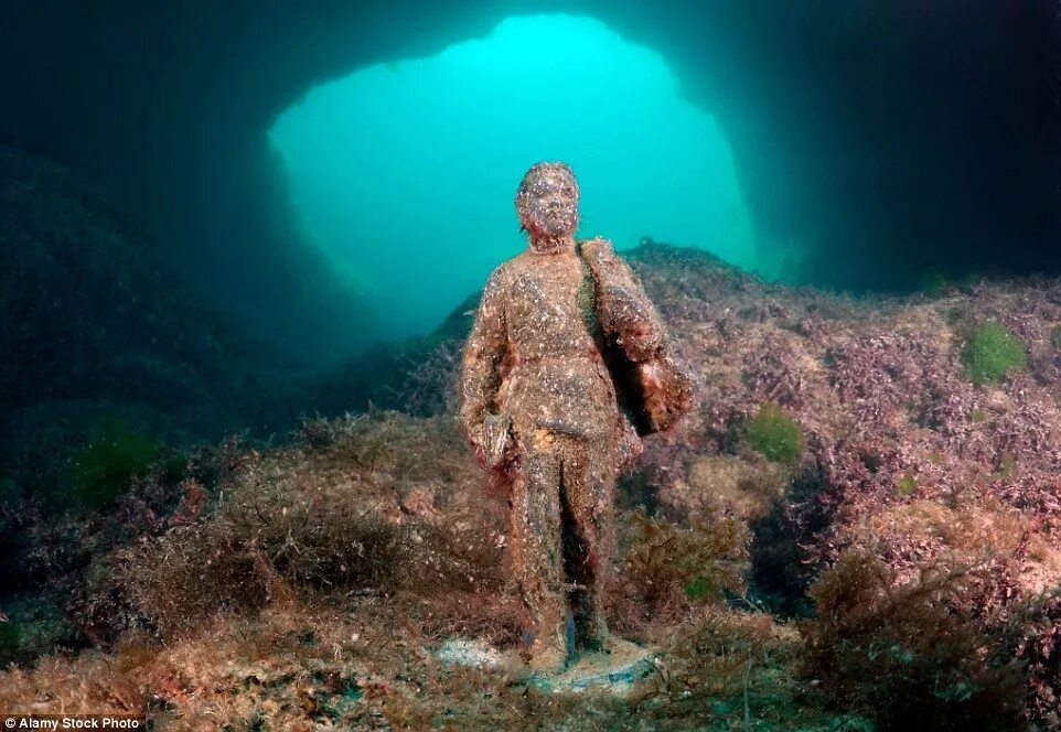 Почему все морское весь крым музей. Мыс Тарханкут подводный музей. Мыс Тарханкут аллея вождей. Подводный музей аллея вождей Крым. Подводный музей «аллея вождей» в Крыму на Тарханкуте.