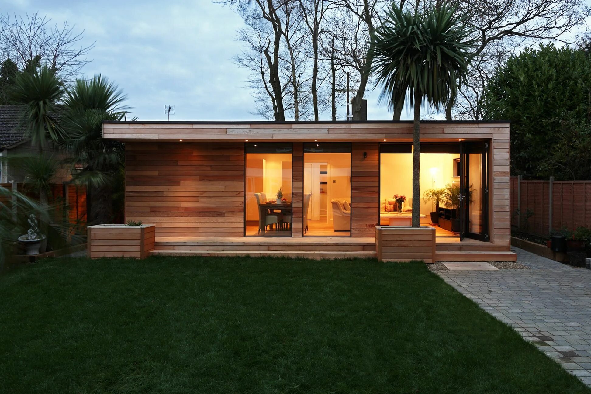 Эко-брутализм экстерьер. Модерн хаус одноэтажные. Небольшой загородный домик. Маленький домик с плоской крышей. Маленький дом хай тек.