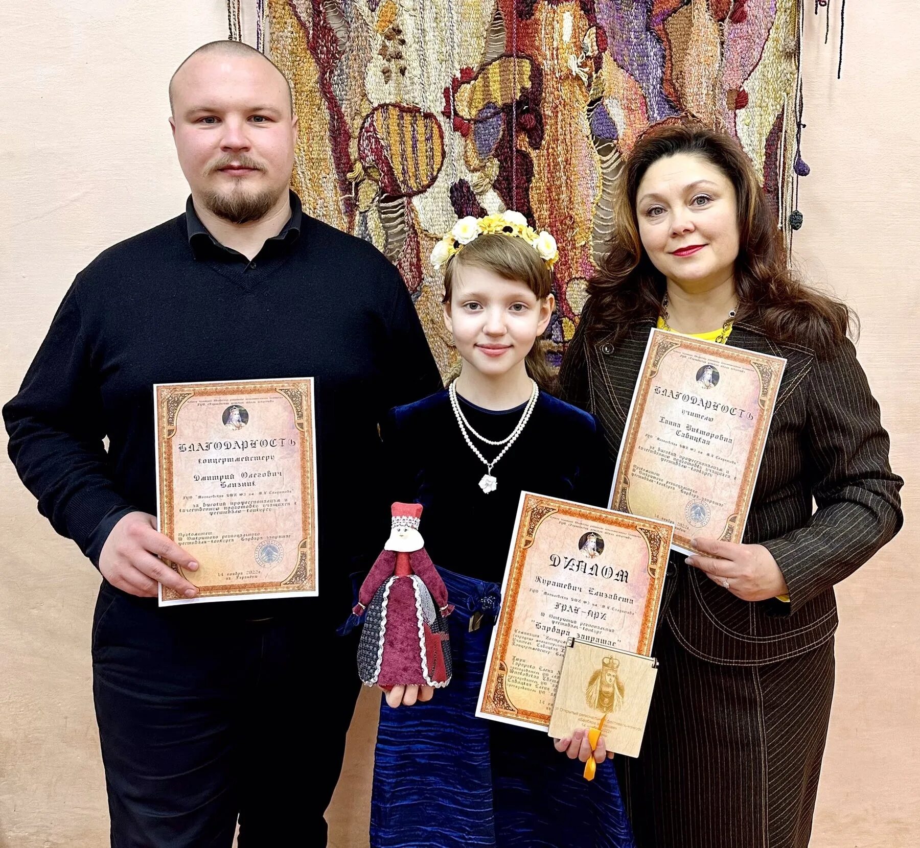 Крещение в церкви. Крещенская служба в церкви. Православные крестятся. Верующие в церкви. Конкурс могилевщина православная.