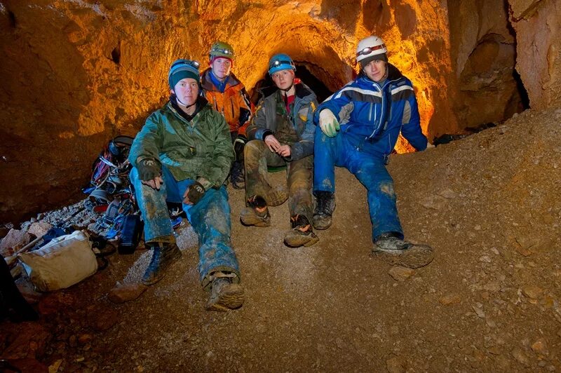 Спелеология робби шон. Спелео. Пещера киндерлинская 2023. Спелео. Спелеологи в пещере.