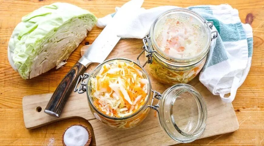 Рецепт капусты быстрый способ горячим. Капуста соленая горячим способом. квашеная капуста фуд фото. бутерброд с маринованной капустой.