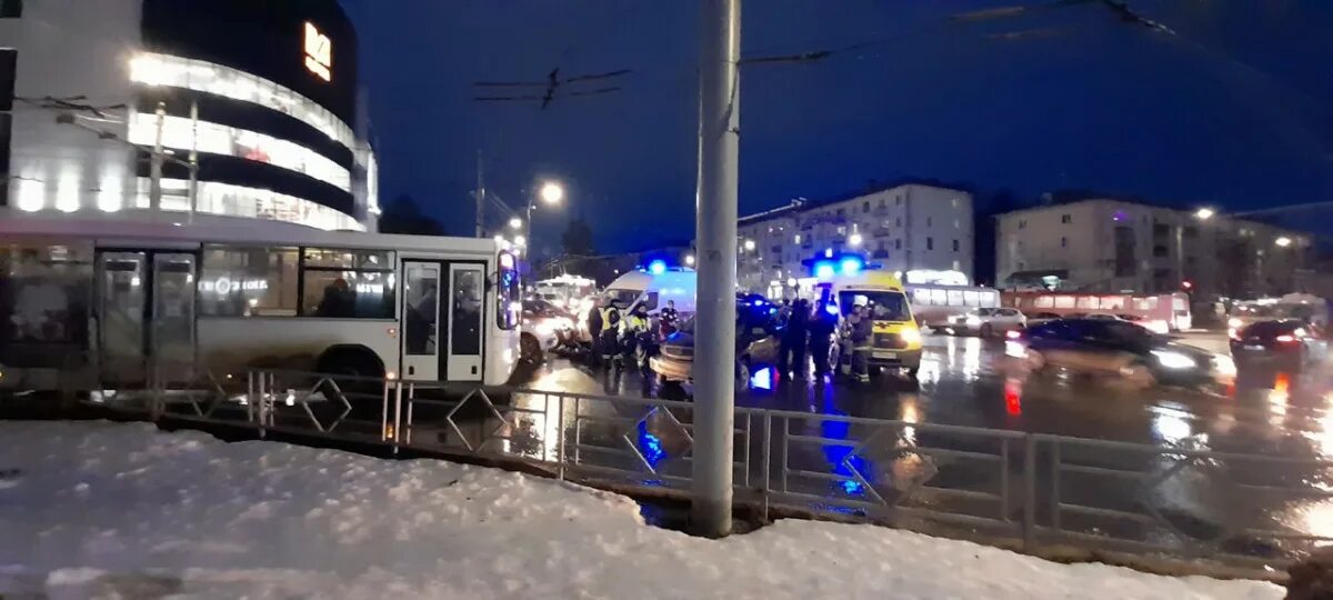 Дтп в перми у цума. Дтп в перми у цума. Дтп в перми у цума. Трамвай остановка глеба успенского. Дтп в перми у цума.