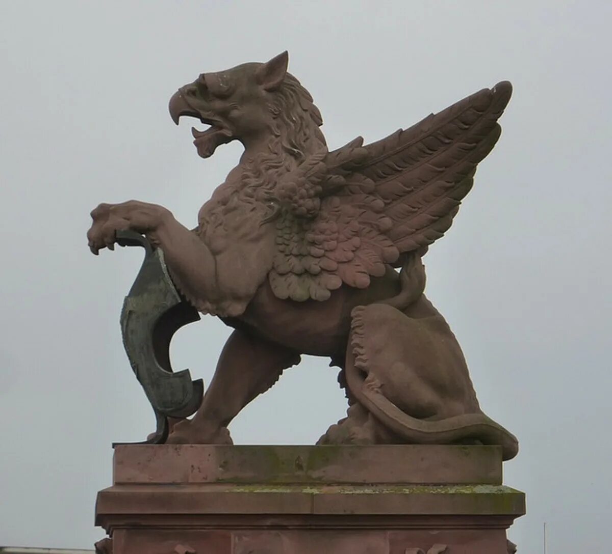Грифоны на горельефе. Гриффон статуя. Грифон скульптура ампир. Михайловский дворец грифоны спб. Мифические скульптуры древней греции.