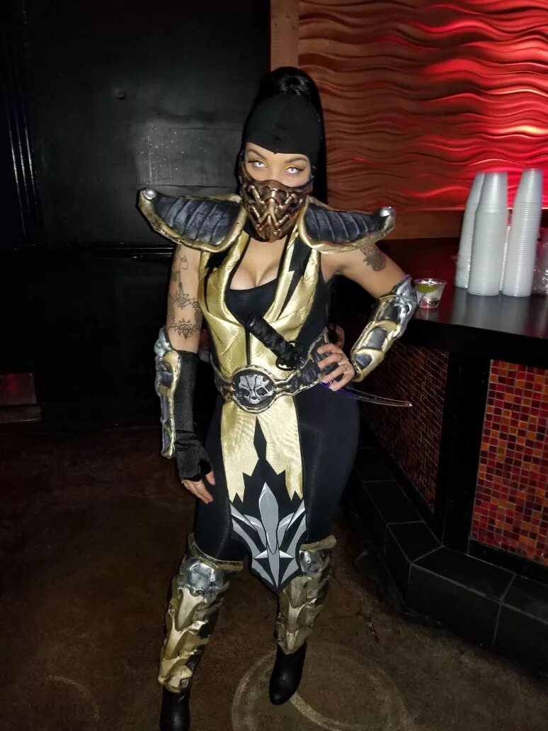 Как одевается скорпион. Скорпион мортал комбат костюм. костюм scorpion mortal kombat. костюм скорпиона из мортал комбат 11. костюм скорпиона из мотор комбат.