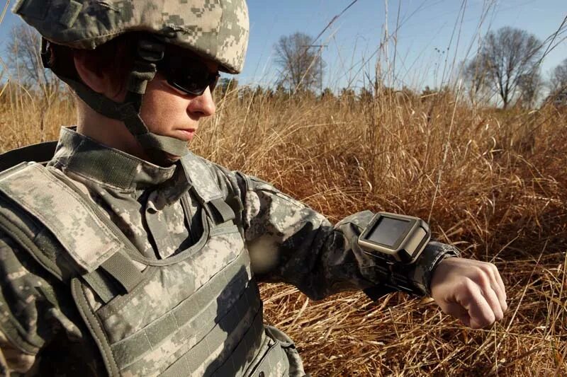 Хорошо ли быть военным. Военный GPS. Военный планшет. GPS У американских военных. Военные навигационные системы.