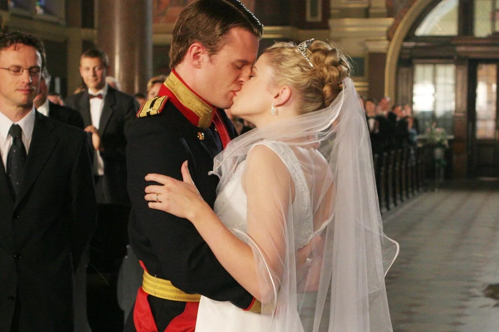 Принц и я фильм 2004. Сериалы про принцесс и принцев. Принц влюбился в обычную девушку. Люк мэбли и джулия стайлз. Золушка 2015 принц.