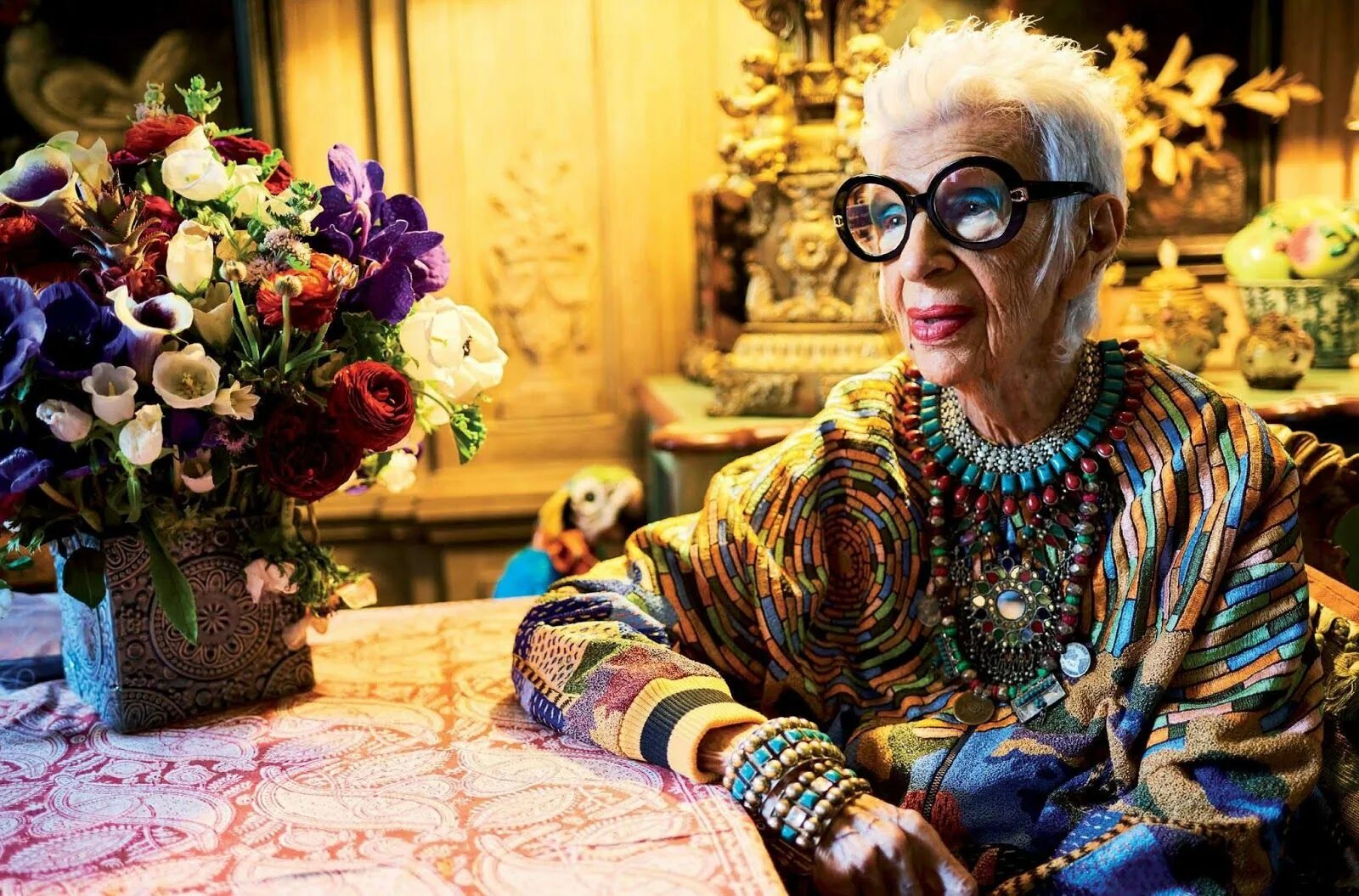 Iris apfel. Айрис Апфель. Айрис Апфель стиль. Икона стиля Айрис Апфель. Айрис Апфель украшения.