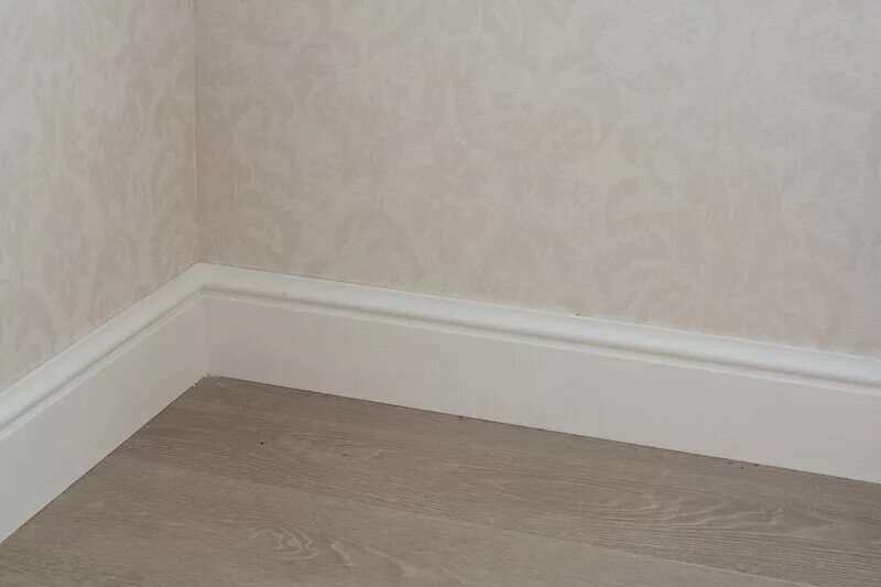 Плинтус короб для труб отопления купить в леруа мерлен. Плинтус invisible радиусный. Плинтуса на кривые стены. Плинтус напольный для неровных стен. Плинтус для труб отопления купить в леруа мерлен.