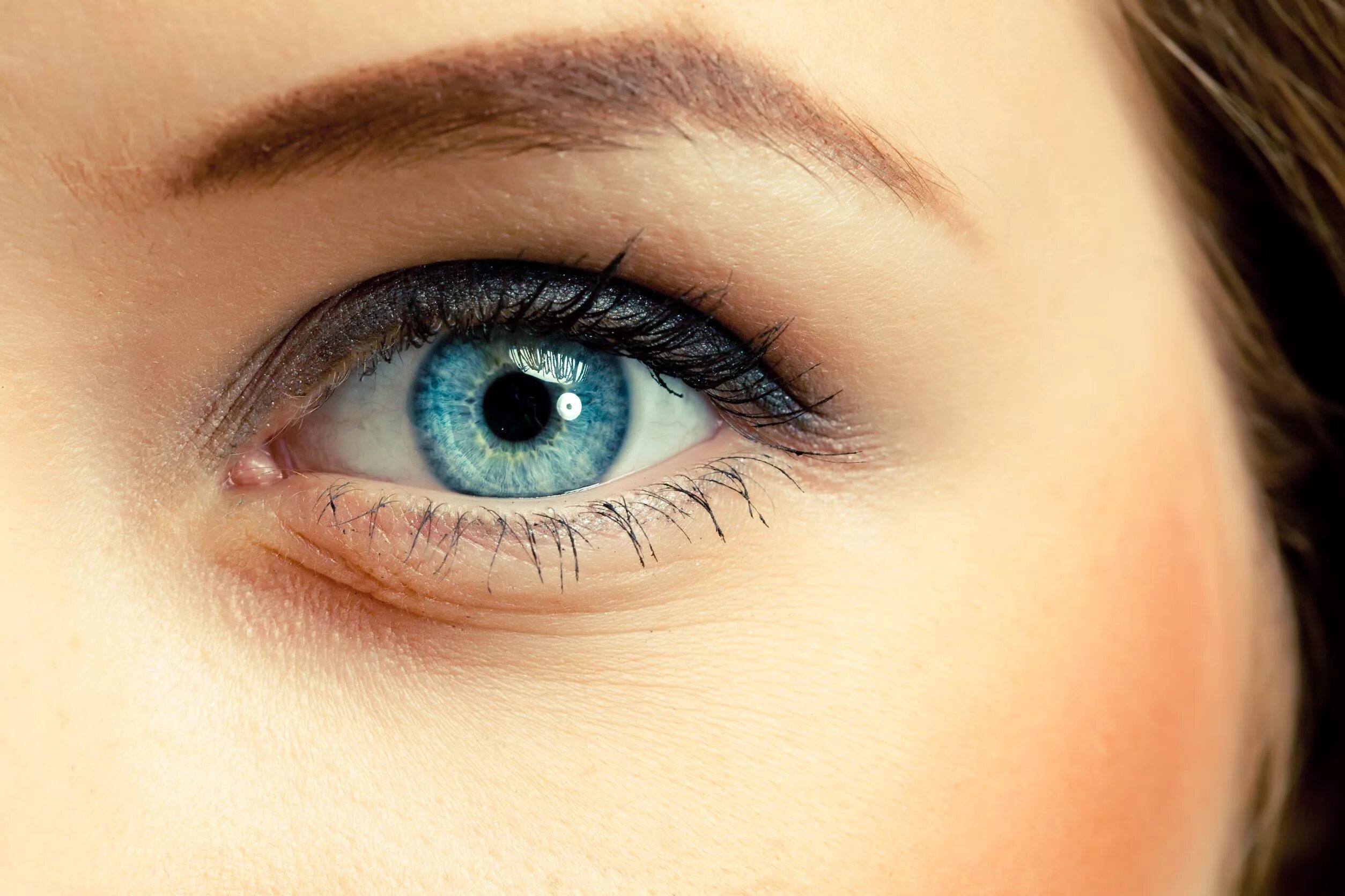 Линзы вредны для глаз. Голубой цвет глаз. Цветные линзы. Голубые линзы. Голубые глаза близко.