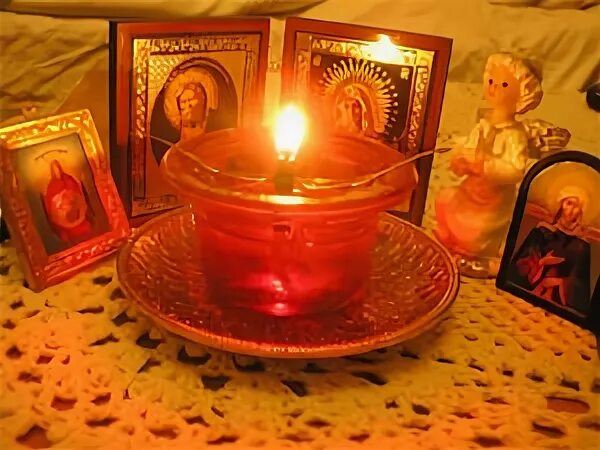 Ярко лампада горит