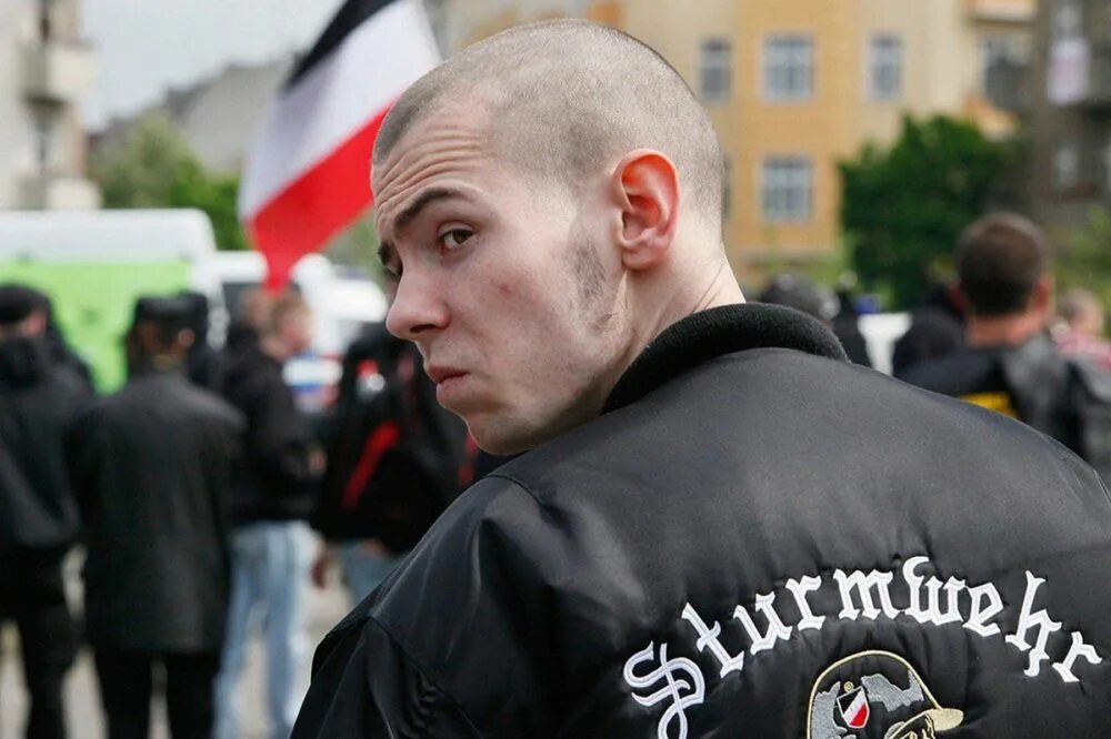 Неонацисты это кто простыми словами. Неонацисты в Германии 2020. Антифа скинхэд. Скинхэд в России антифа России.