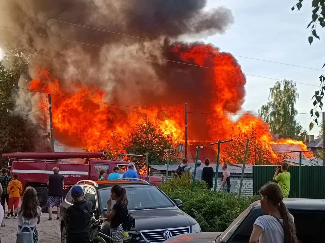 В каком году сгорела хромая. Пожар фото. Горящий дом. Сильный пожар. Дом горит.