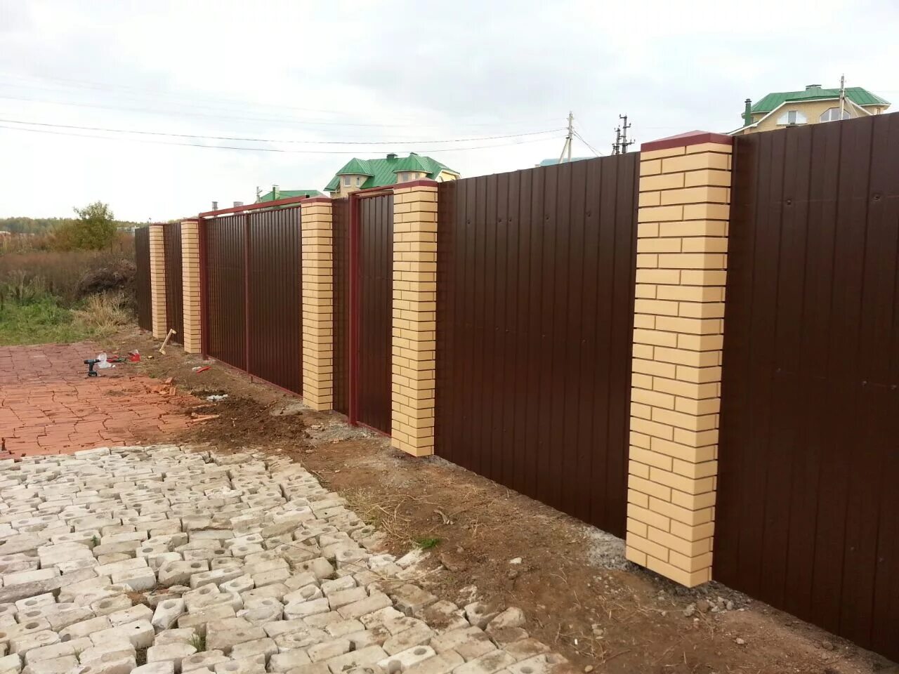 Забор из кирпича и профнастила. Профлист с кирпичными столбами. Забор с кирпичными колоннами. Профлист с кирпичными столбами. Профлист с кирпичными столбами.