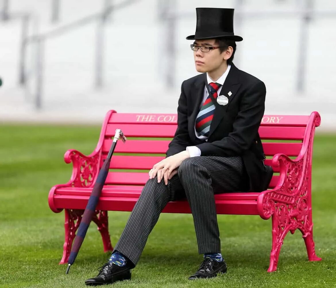 Англичанин живет в красном. Костюм на Royal Ascot. Англичанин Стонкс. Британские люди. Типичный англичанин.