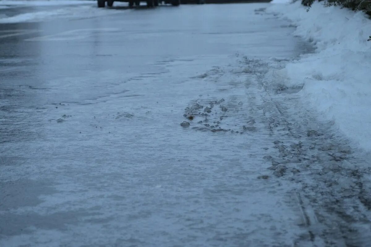 Гросс гололед. Человек на скользкой дороге. Гололед в городе. Зима гололед. Гросс гололед.