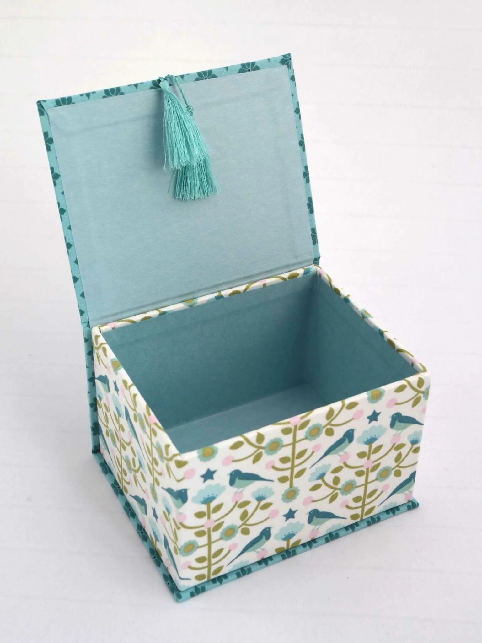 Коробка обтянутая. Декорируем картонные коробки. Коробка декоративная. Декорировать картонную коробку. Шкатулка из картона.