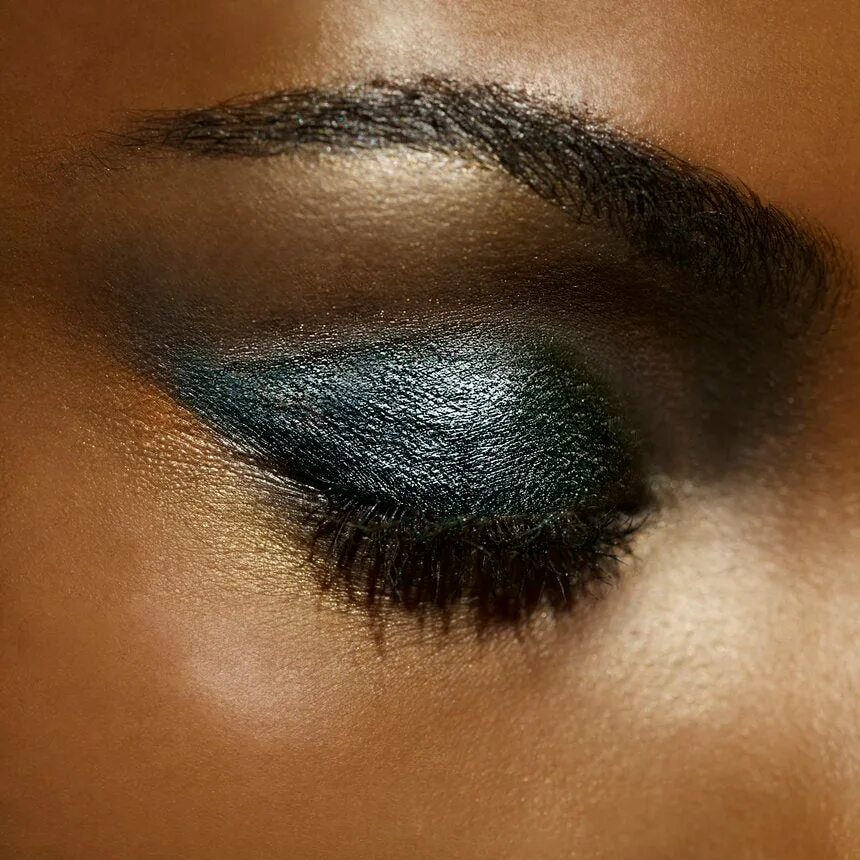 покажи красивые тени. Smoky black. яркий макияж для карих глаз. накрашенные глаза. красивый макияж.