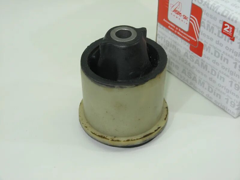 Задний сайлентблок рено логан 2. Задний сайлентблок рено логан 2. Сайлентблок renault logan задней балки. 6001549989 сайлентблок задней балки. Сайлентблок задней балки рено логан.